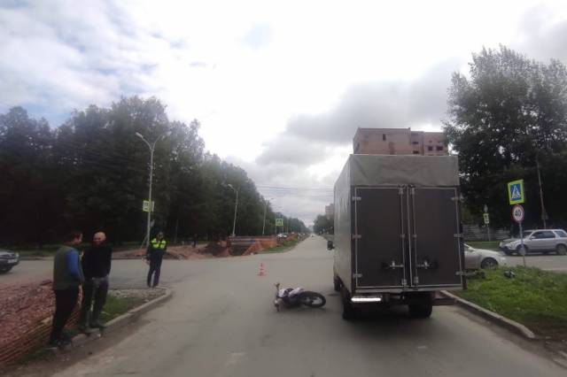 Новосибирский школьник без прав протаранил два авто на мотоцикле