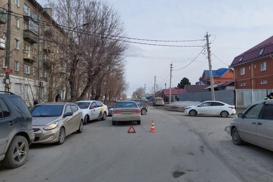 В Новосибирске мальчик перебегал дорогу и угодил под колеса автомобиля