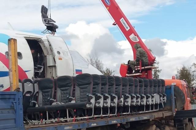 В пшеничном поле под Новосибирском разбирают самолёт