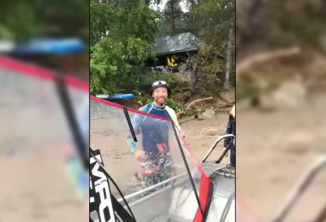 В Новосибирской области спасатели в грозу помогли выбраться виндсерфингисту из водоема