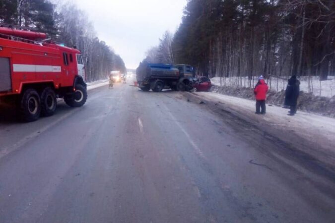 В Новосибирской области в ДТП с бензовозом погибли два человека
