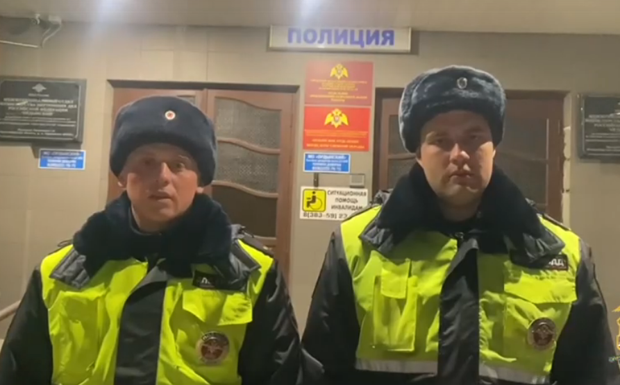 Новосибирские полицейские помогли добраться до роддома женщине