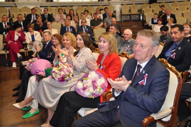 Накануне Дня России спикер регионального парламента Андрей Шимкив вручил награды выдающимся землякам