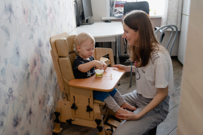 Одиноким мамам в Новосибирске выдают коляски