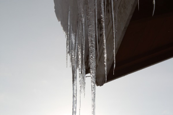 В Новосибирске начали борьбу с сосульками из-за аномального тепла