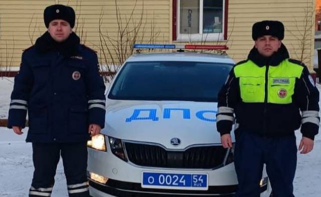 В Новосибирской области сотрудники ГИБДД спасли семью с двумя детьми