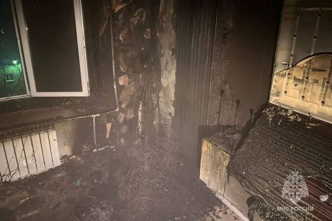 В Новосибирске в квартире жилого дома загорелась ёлка