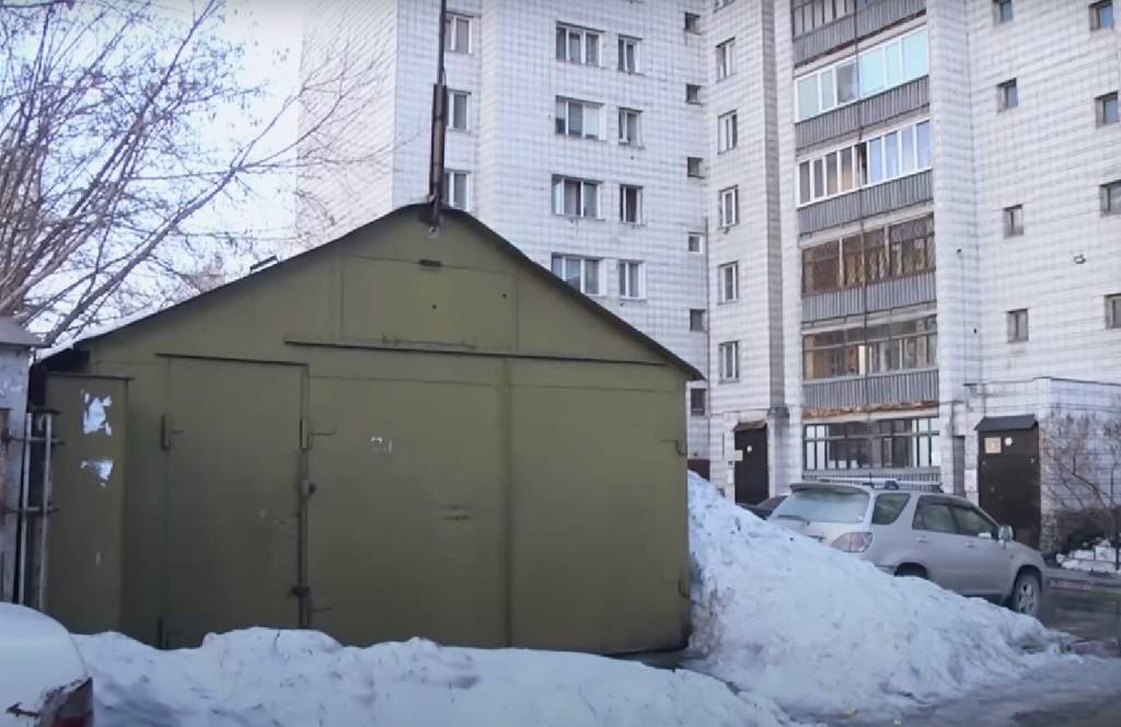 Почему жители многоквартирного дома в Новосибирске объявили войну гаражам у себя во дворе