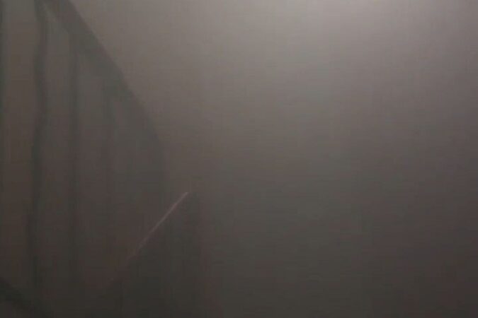 Авария превратила подъезд новосибирской четырехэтажки в хамам