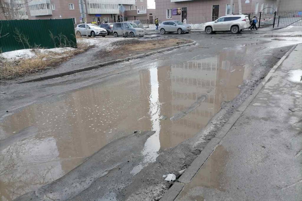 «Это одна большая лужа»: в Новосибирске жители Октябрьского района пожаловались на разбитую дорогу