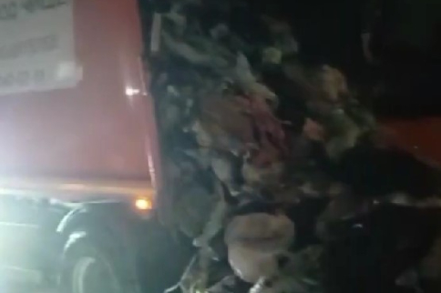 Загоревшийся новосибирский мусоровоз попал на видео