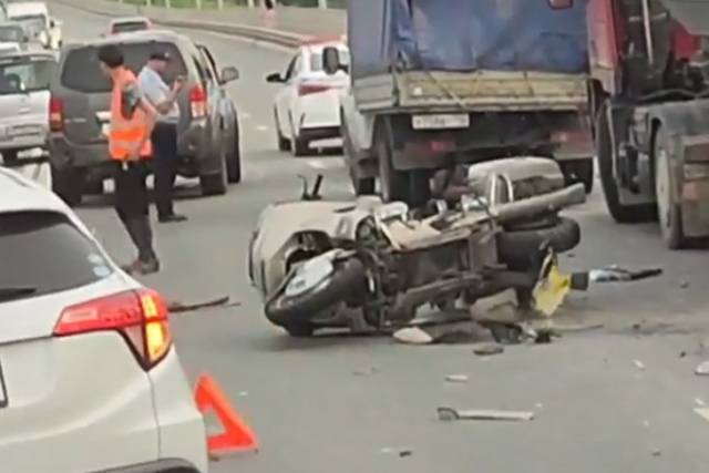 В Новосибирске на Бердском шоссе произошло массовое ДТП с мотоциклом и грузовиками