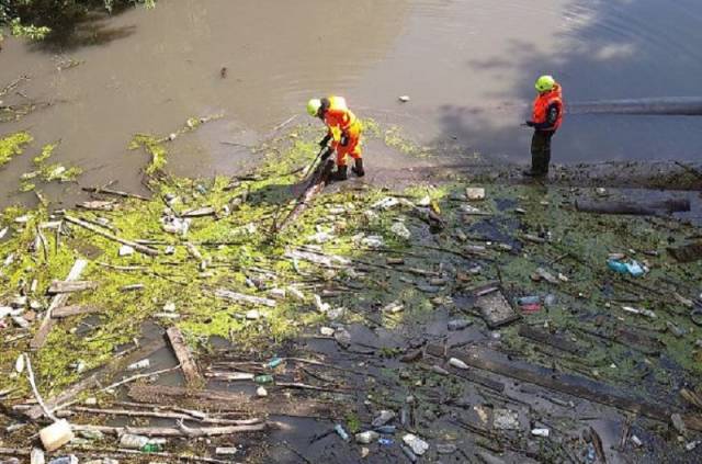В Новосибирске спасатели более 4 часов убирали мусорный затор на реке Тула