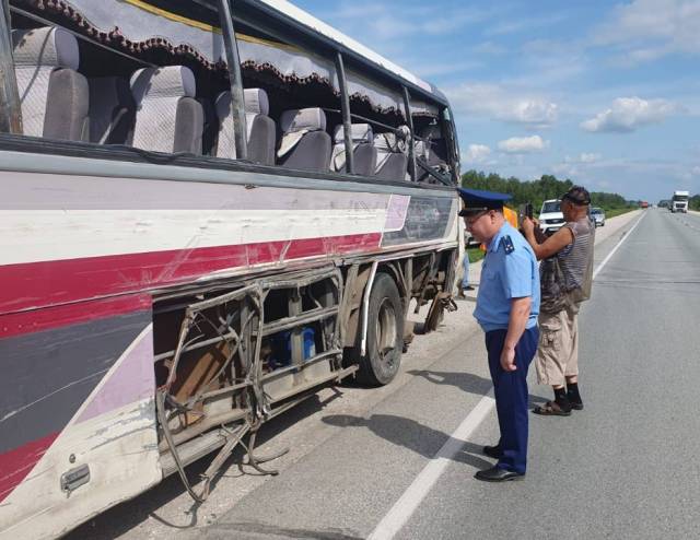 В Новосибирской области трое взрослых и ребенок пострадали в столкновении фуры с автобусом