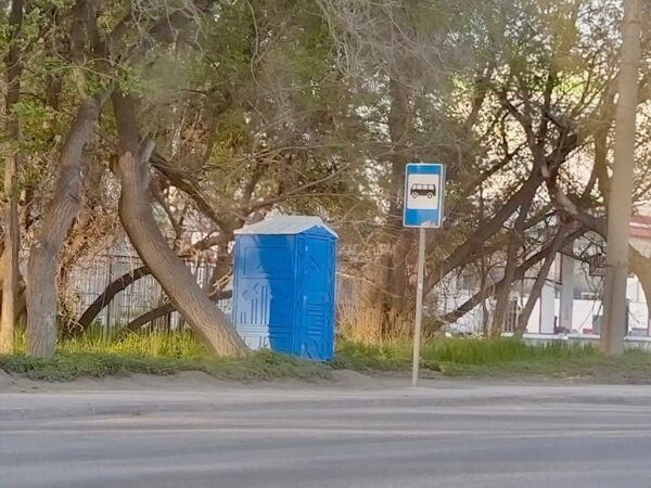 «Это какой-то сюр»: в Новосибирске на улице Станционной поставили кабинку туалета вместо остановочного павильона