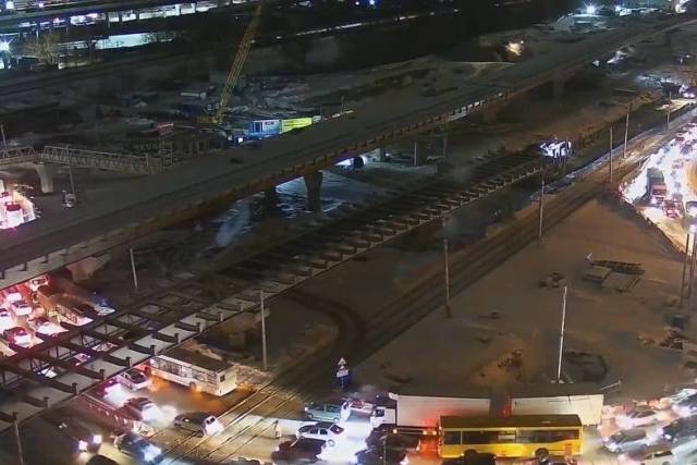 В Новосибирске обрыв электропроводов заблокировал движение на «кольце ада»