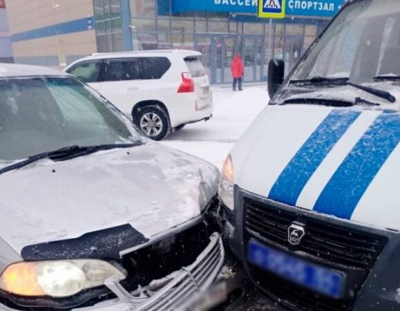 В Новосибирске машина полиции столкнулась с иномаркой