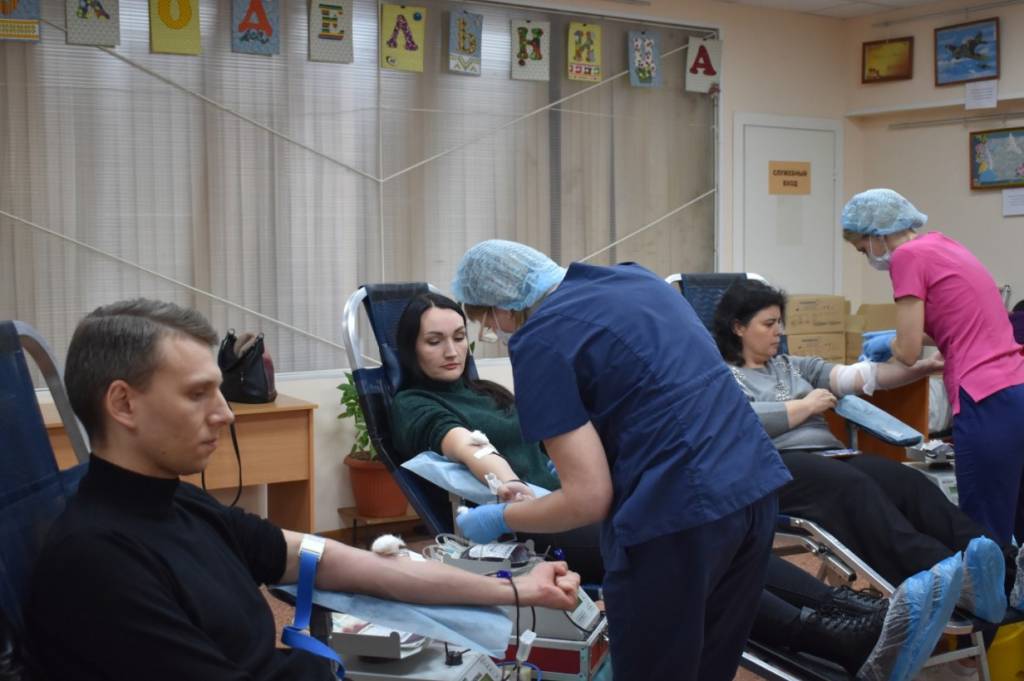 В Новосибирске депутаты горсовета сдали кровь в рамках донорской акции