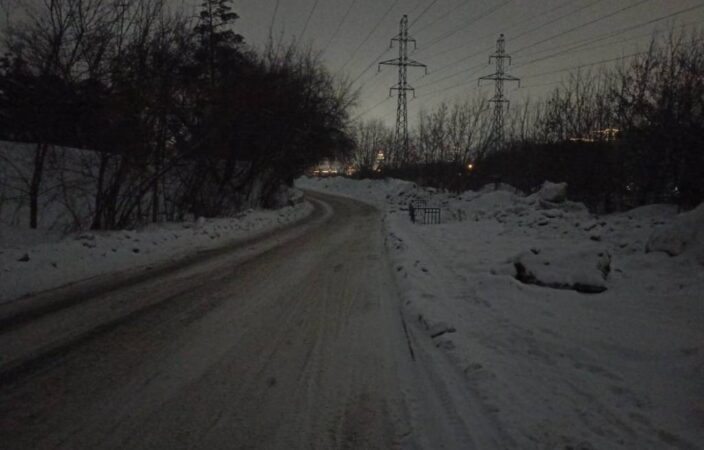 В Новосибирске жители микрорайона много лет страдают от отсутствия уличного освещения и тротуара