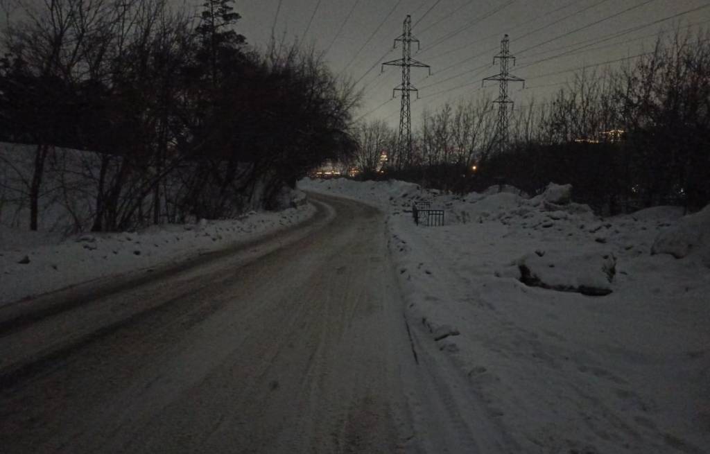 В Новосибирске жители микрорайона много лет страдают от отсутствия уличного освещения и тротуара