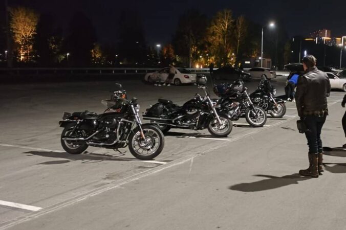 «Похоже на мыло»: в Новосибирске мотоциклисты пожаловались на скользкие дороги из-за реагентов