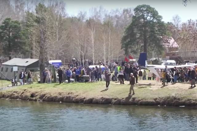 Тысячи новосибирцев встретили День Победы у озера Жемчужина Сибири