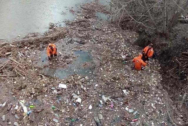В Новосибирске из реки Тула вытащили 130 мешков бытового мусора
