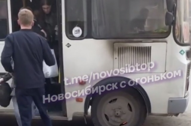 В Новосибирске загорелся пассажирский автобус