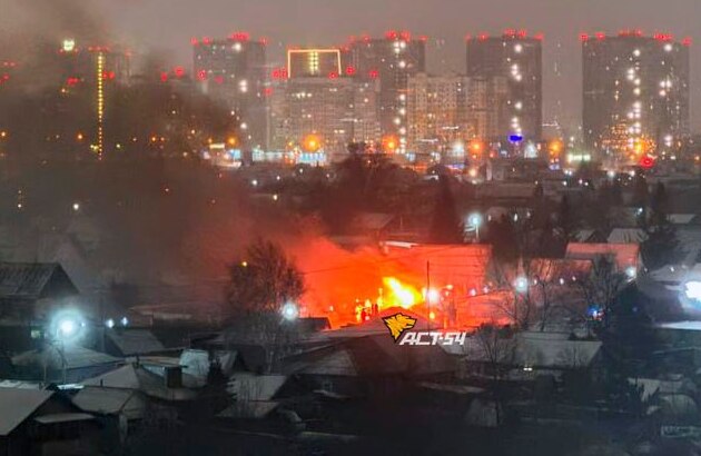 В Новосибирске загорелись дома в частном секторе