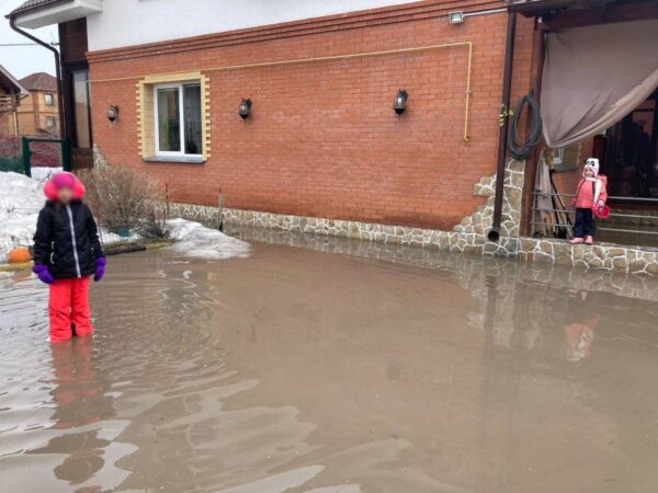 В Новосибирске частный дом на улице Вознесенской топит водой