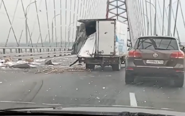 В Новосибирске на Бугринском мосту столкнулись две ГАЗели с фруктами