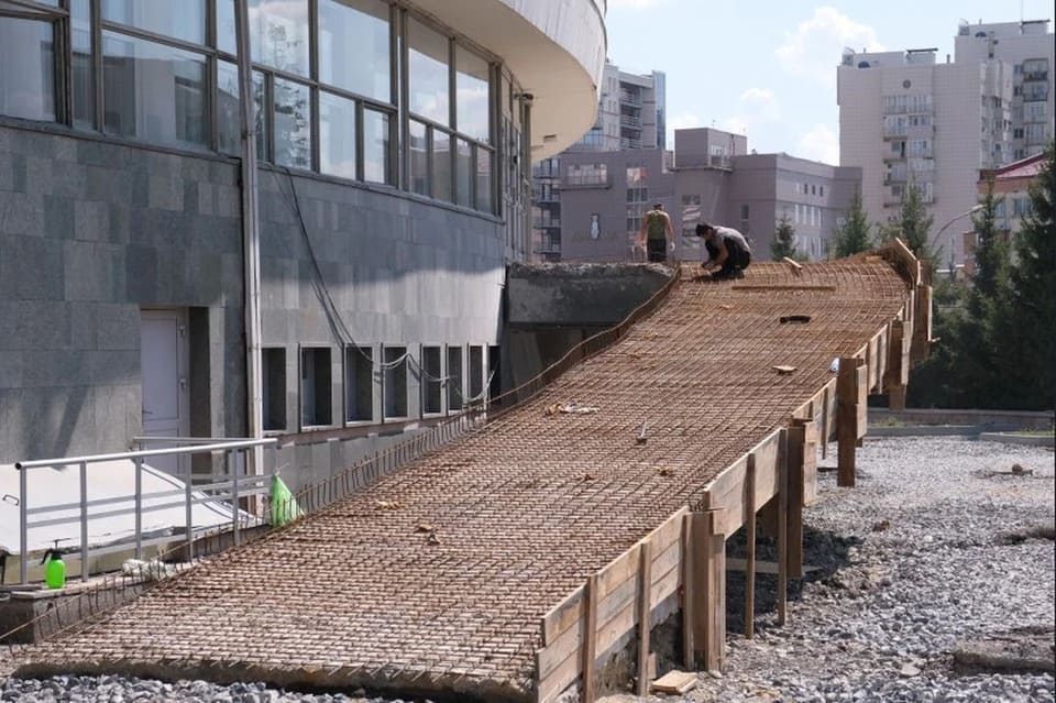 В Новосибирске возле театра «Глобус» отремонтируют эстакады и благоустроят территорию