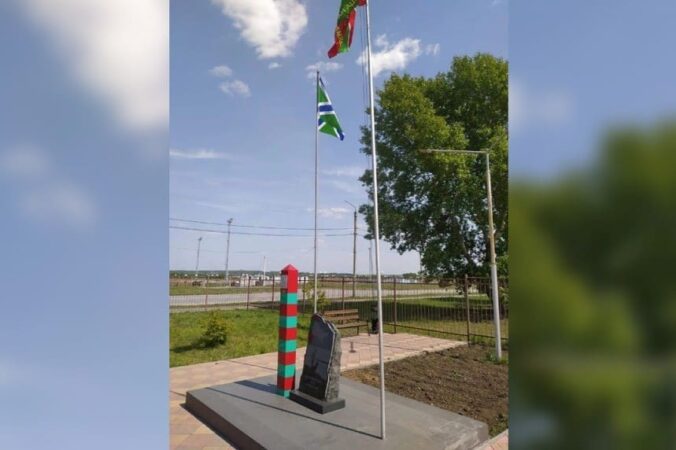 В Новосибирской области снесли флагшток возле монумента пограничным войскам