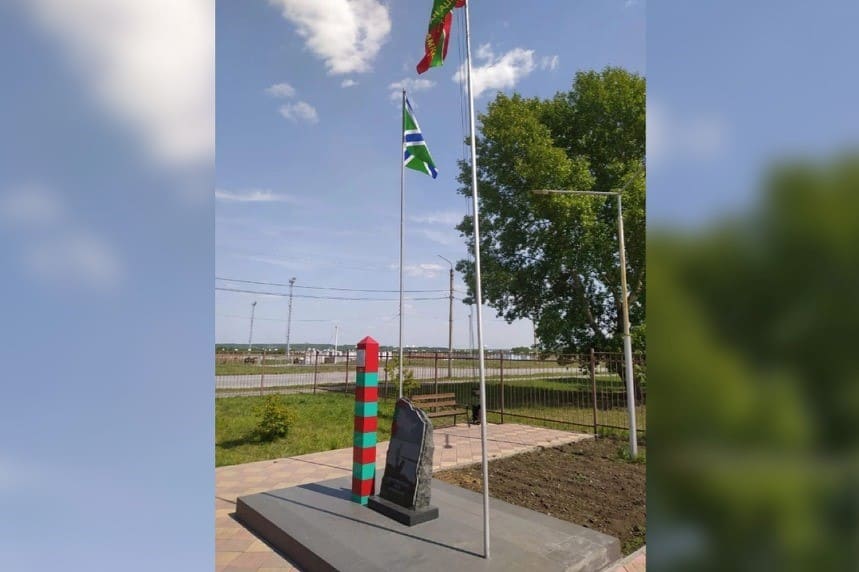 В Новосибирской области снесли флагшток возле монумента пограничным войскам