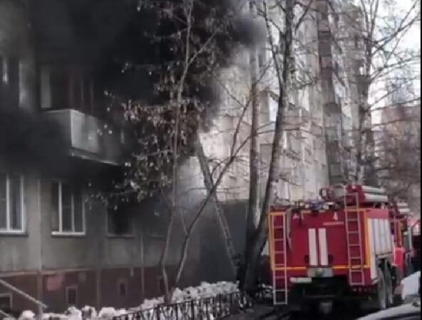 В Новосибирске загорелась квартира в 9-этажном доме
