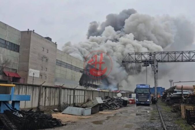 В Новосибирске на улице Станционной произошел крупный пожар – загорелся склад