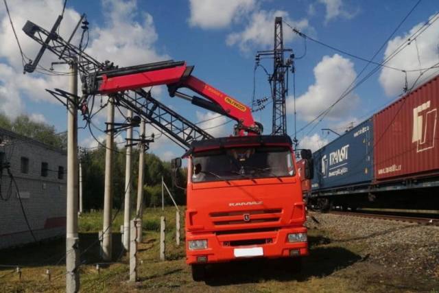 В Новосибирской области стрела крана упала на контактную сеть