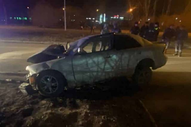 В Новосибирске 57-летняя водитель-женщина погибла после столкновения с деревом