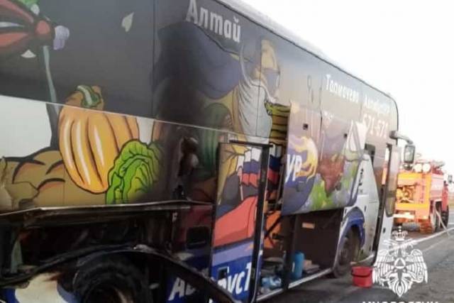 Туристический автобус с пассажирами загорелся на трассе под Новосибирском