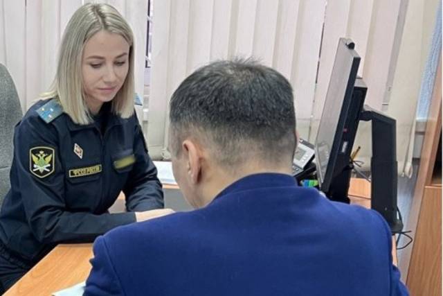 В Новосибирске отец должника решил дать взятку вместо алиментов