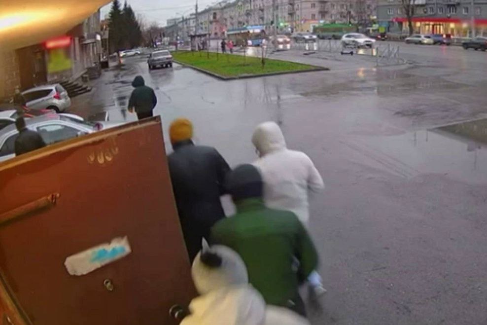 Пятеро мигрантов вымогали у новосибирца полмиллиона рублей