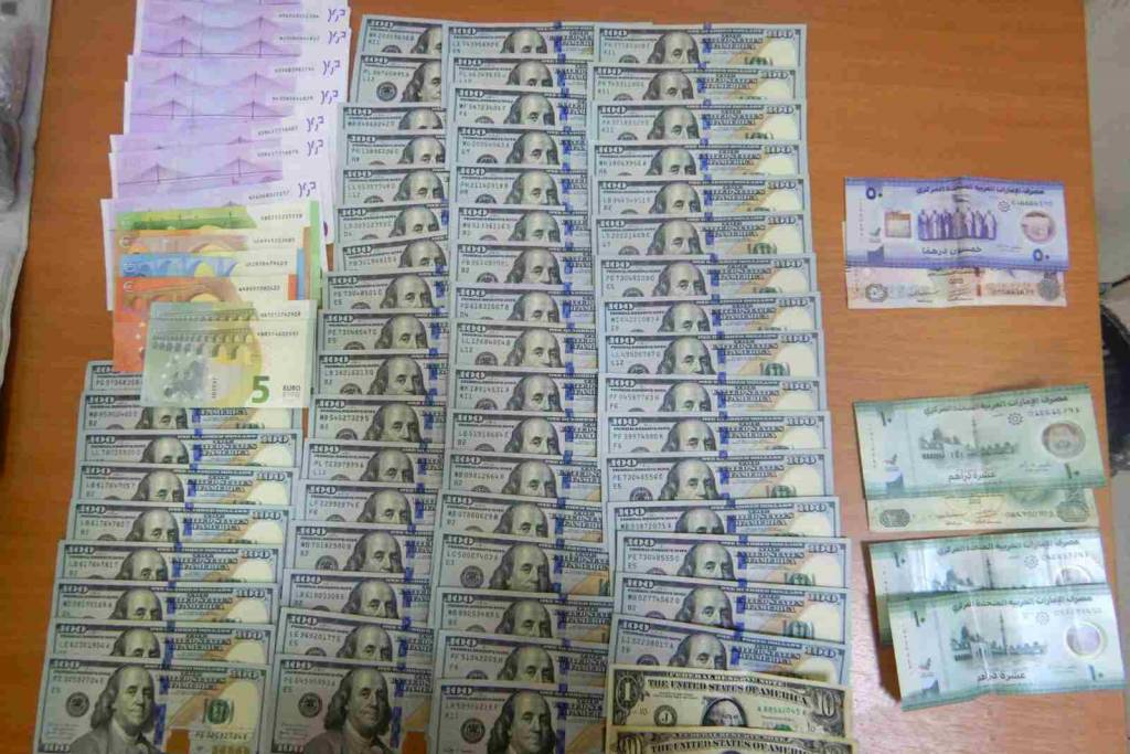 Незаконный вывоз крупной суммы денег пресекли таможенники в аэропорту Новосибирска