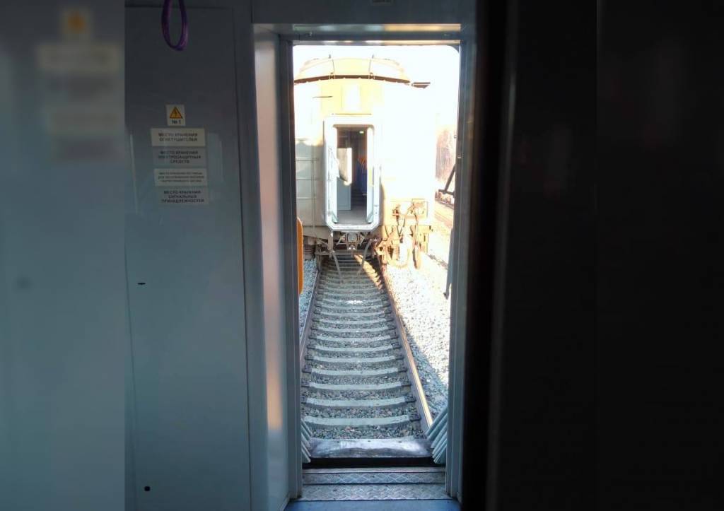 В Новосибирской области от поезда на ходу отцепился последний вагон