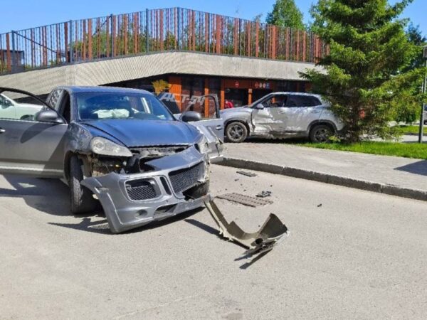 В Новосибирске Porsche Cayenne и Hyundai не смогли разъехаться во дворе
