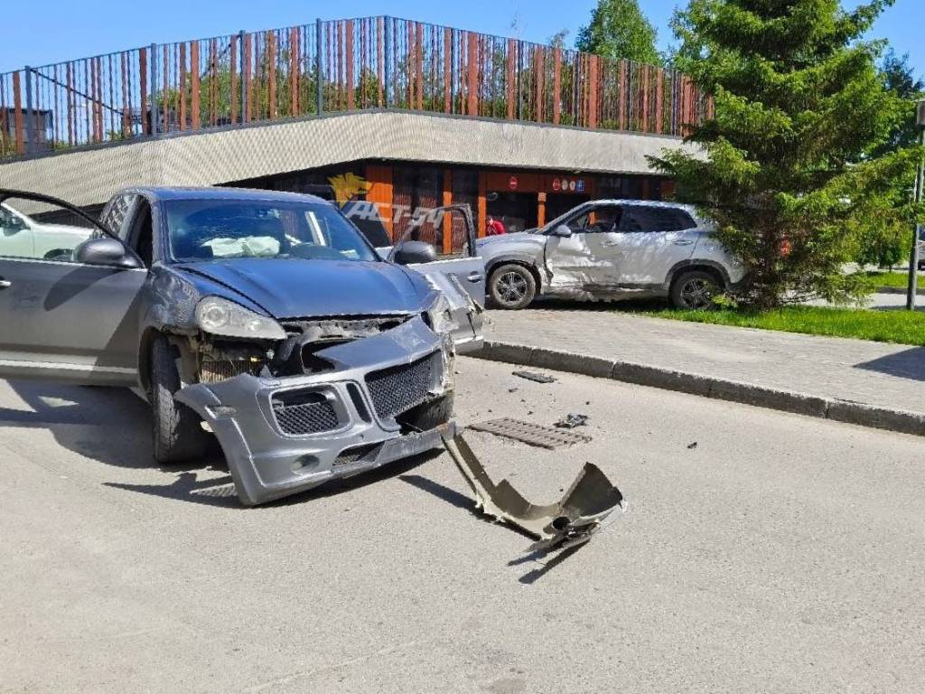 В Новосибирске Porsche Cayenne и Hyundai не смогли разъехаться во дворе