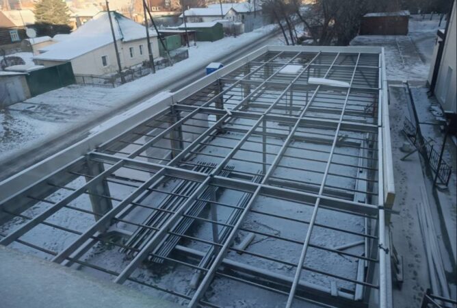 В Новосибирске в метре от жилого дома возводят торговый павильон