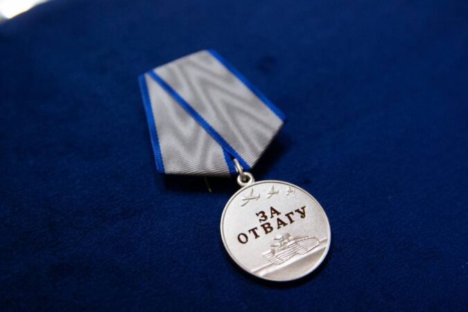 В Новосибирской области двух участников СВО наградили медалями «За отвагу»