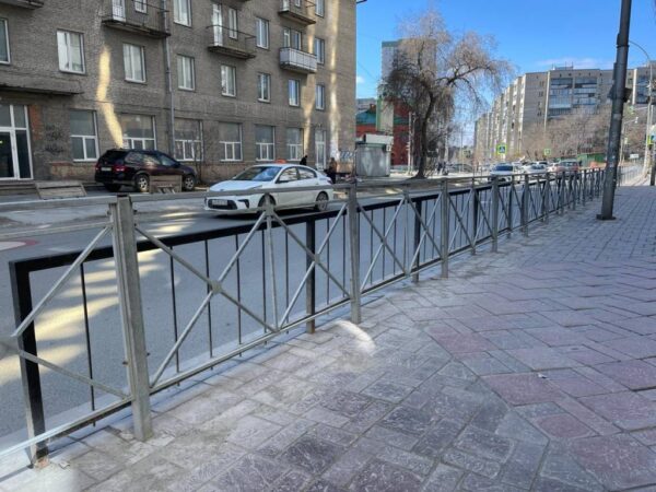 «Могильные оградки не нужны» – новосибирцы проголосовали против железных ограждений вдоль дорог