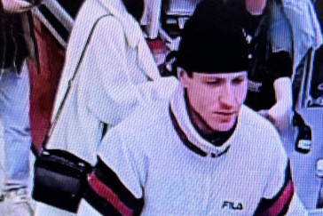 В Новосибирске мужчина потратил 30 тысяч рублей с чужой карты: его объявили в розыск