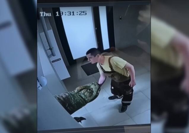 В Новосибирске аниматор в костюме динозавра застрял в лифте многоэтажки